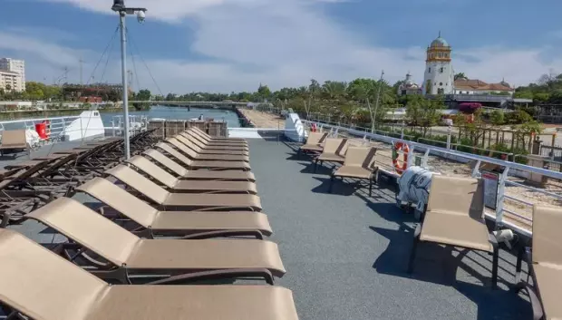 Zona de relax en la cubierta superior del barco