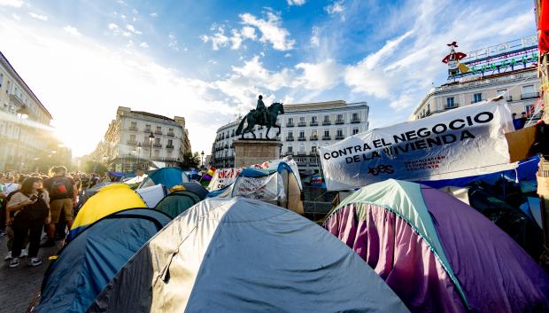 Decenas de personas acampadas en la Puerta del Sol