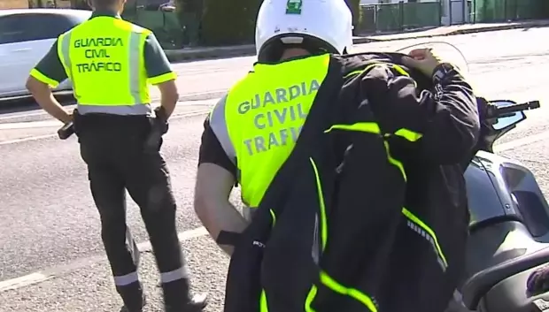 Los agentes van a tener que llevar el chaleco reflectante a la vista