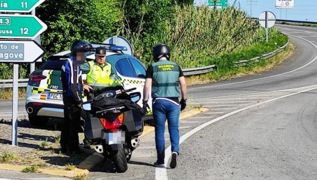 Estos agentes se confunden entre los moteros
