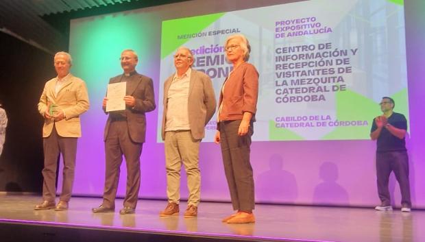 El deán, Joaquín Alberto Nieva, recoge el galardón