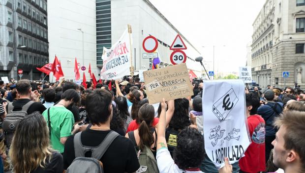 Varias personas tras el rechazo del Congreso a las medidas para la vivienda, en la Puerta del Sol