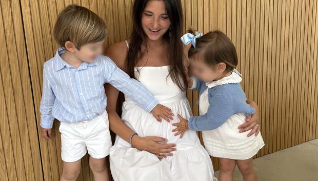 Tres de los cuatro hijos de Miriam: Ramón, Miri, y Lucía (en la tripa)