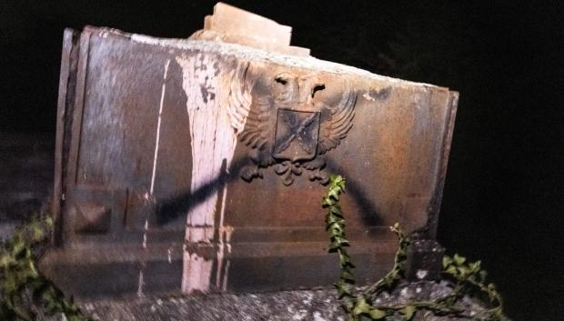 Los restos destrozados de la cruz del monte Iuskitza