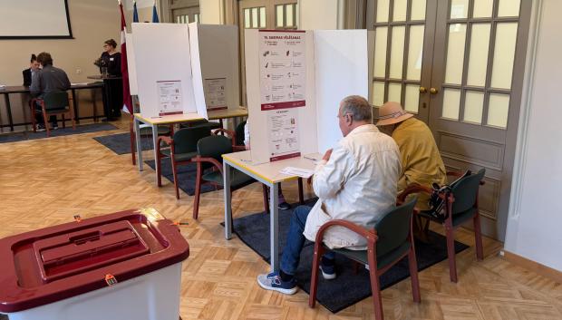 Dos ciudadanos durante las elecciones legislativas