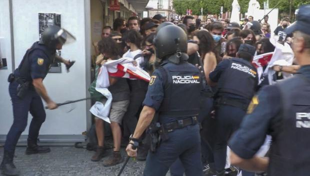 Miembros de los cuerpos antidisturbios cargan contra los grupos antifascistas que se han concentrado este sábado en Sevilla para impedir que miembros del Nucleo Nacional se concentraran en el centro de la capital andaluza