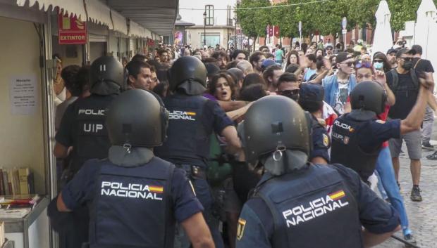 Ante el caso omiso a las advertencias policiales de que se disolvieran los manifestantes, los agentes han procedido a realizar nuevas cargas contra el grupo de ultraizquierda