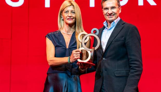La directora general de la Fundación Siglo para el Turismo y las Artes de Castilla y León, Rebeca Arroyo, recoge el Premio al Mejor Stand de Fitur 2026
