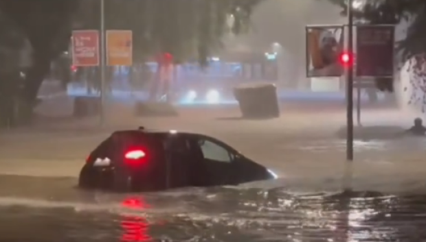 El vehículo flota a la deriva sin más