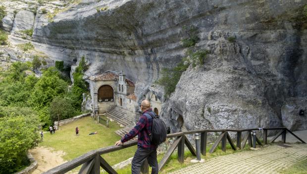 Turista contemplando el bello entorno de la ermita de San Bernabé