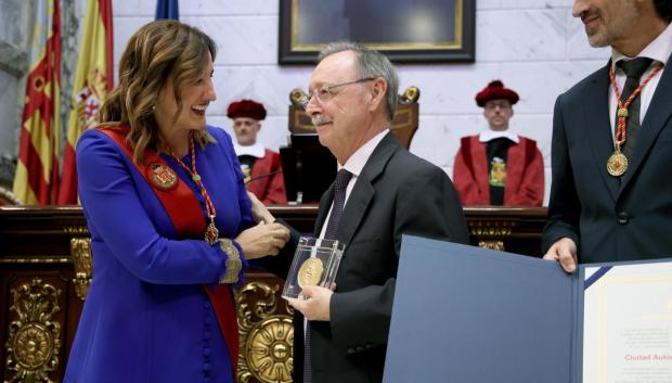 Imagen de la alcaldesa de Valencia junto al presidente de Ceuta tomada este lunes