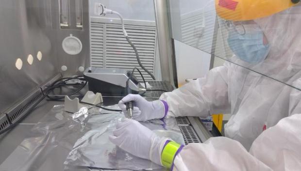 Alexandre Gilardet toma muestras de restos en un laboratorio de ADN antiguo en 2020