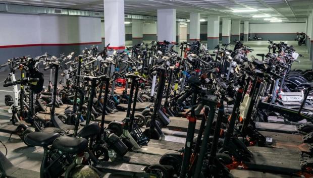 Cientos de patinetes requisados en las dependencias del Ayuntamiento de Barcelona