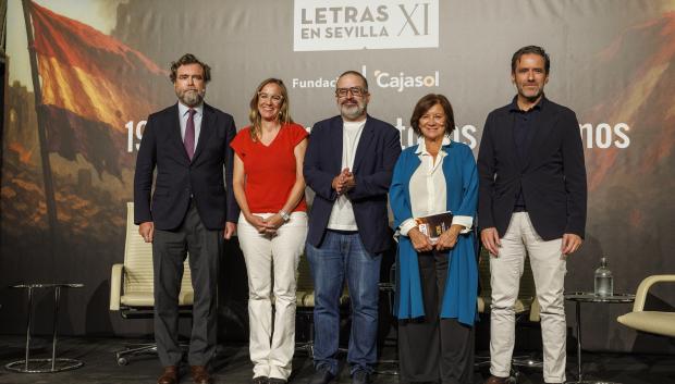 El presidente de Atenea, Iván Espinosa de los Monteros, la exdiputada Tania Sánchez, el escritor Edu Galán, la periodista y escritora Nativel Preciado y el portavoz nacional del PP, Borja Sémper, al comienzo del debate “Noventa años después ¿es posible el diálogo sobre la Guerra Civil española?” que tiene lugar hoy martes en la Fundación Cajasol en Sevilla, dentro del encuentro XI Letras en Sevilla: 1936. La guerra que todos perdimos