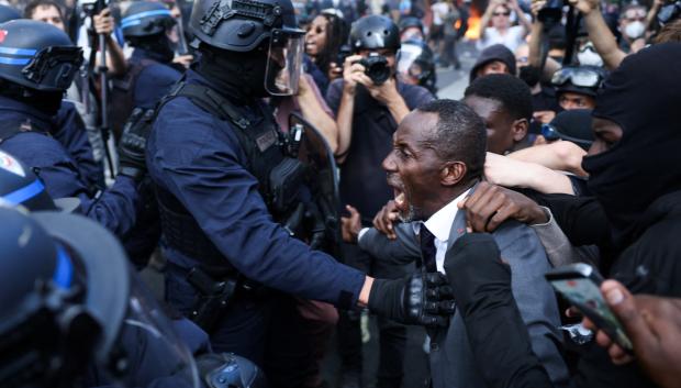 El alcalde de Saint-Denis, Bally Bagayoko, enfrentándose a la policía