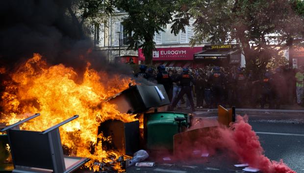 Contenedores quemados en las calles de París