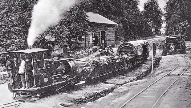 Imagen antigua del tren transportando mercancías
