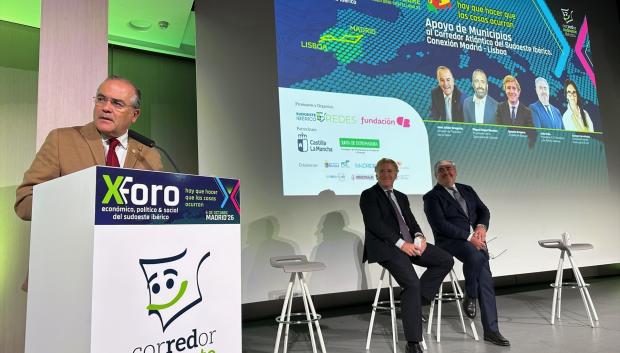 El alcalde de Talavera de la Reina, José Julián Gregorio, en el X Foro del Corredor Sudoeste Ibérico
