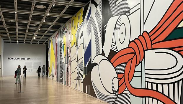 Personas observan obras del artista pop estadounidense Roy Lichtenstein durante una presentación a la prensa de la exposición 'Roy Lichtenstein: Like New' (Roy Lichtenstein: como nuevo) en el Museo Whitney de Nueva York (Estados Unidos). EFE/Nora Quintanilla