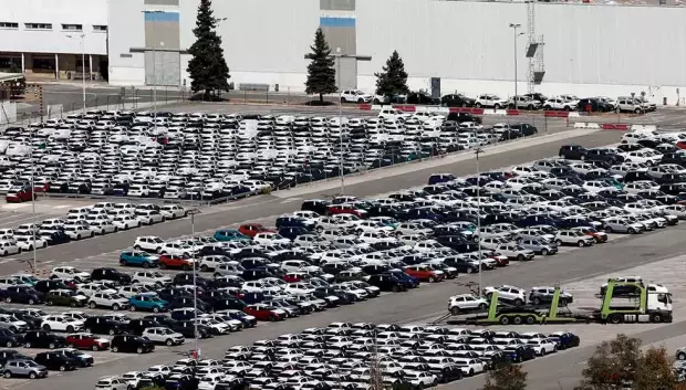 Más allá del precio, lo importane es vender muchos coches para que no se llenen las campas