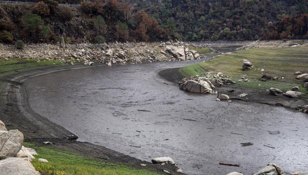 Las tormentas arrastran cenizas y restos del incendio de Burgohondo tiñendo el entorno al embalse de El Burguillo