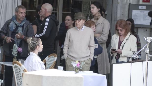MADRID, 05/10/2026.- El director de cine estadounidense Woody Allen ha iniciado hoy en Madrid el rodaje de su próxima película, una comedia de romance e intriga ambientada entre la capital española y Aranjuez para la que todavía no tiene título. Allen, vestido con camisa azul, jersey y pantalón beige y un gorro oscuro, se ha desplazado junto con su equipo a la terraza de un conocido establecimiento ('La Lonja') ubicado junto al Teatro Real para grabar una escena con una de las protagonistas de la película, la actriz británica Jemima Kirke ('Girls'). EFE/Pablo Rojo