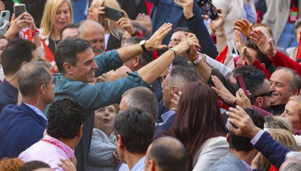 Las imágenes originales de los dos carteles de precampaña, que datan de 2023