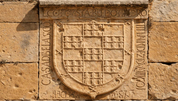 Uno de los escudos en la fachada del castillo
