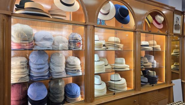 Varios sombreros y gorras en las estanterías de la tienda