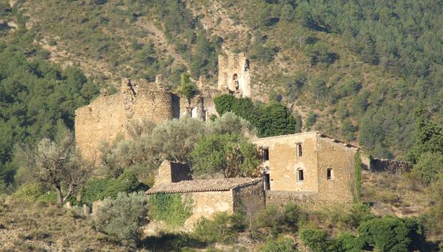 El Castell de Aramunt está situado arriba de una colina en el nordeste del pueblo de Aramunt, perteneciendo al antiguo término de Aramunt, actualmente del término de Conca de Dalt, de la comarca del Pallars Jussà.