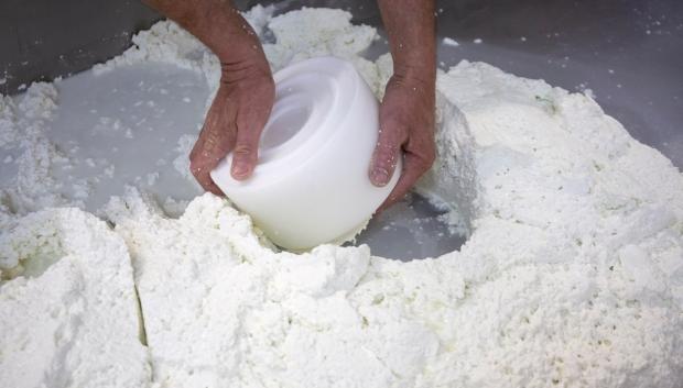 El queso payoyo, elaborado a mano