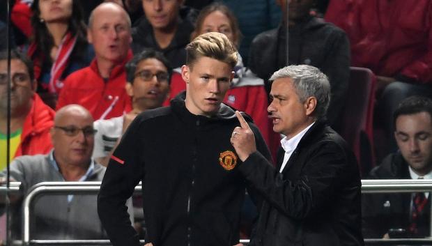 José Mourinho da indicaciones a McTominay durante un partido del Manchester United