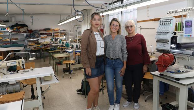 Betariz Alemañe, Micaela García y Catalina Núñez, algunas de las mujeres que trabajan en la actividad textil