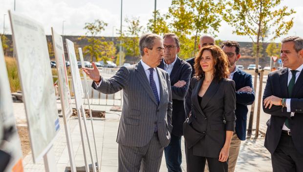 Isabel Díaz Ayuso durante su visita a Valdecarros