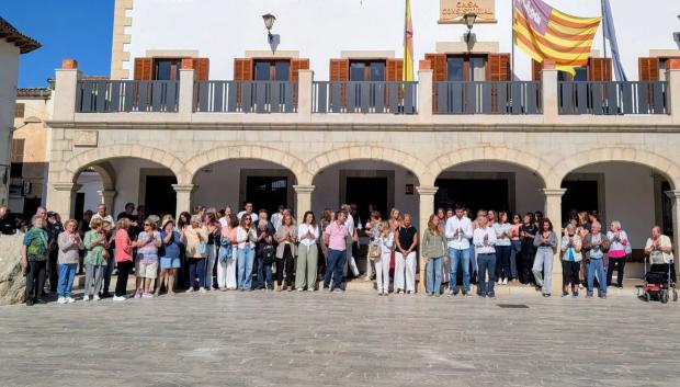 A las puertas del Ayuntamiento de Sant Llorenç se ha mantenido este viernes un minuto de silencio por las 13 víctimas.