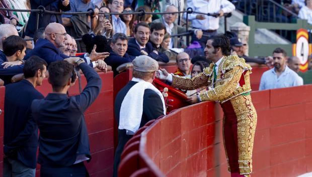Morante de la Puebla brindó ese primer toro al seleccionador nacional, Luis de la Fuente.
