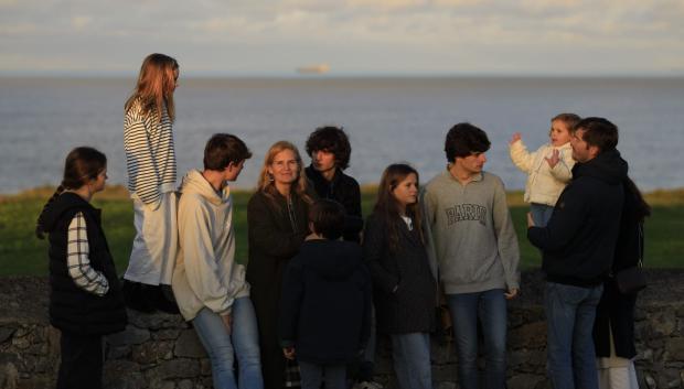 Paloma y Guillermo, junto a sus nueve hijos, en una foto de 2022