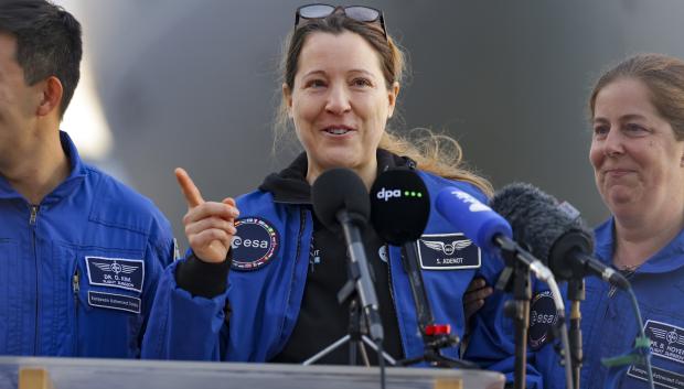 La astronauta de la Agencia Espacial Europea (ESA) Sophie Adenot (centro), de Francia, habla con los medios de comunicación a su llegada a la zona militar del aeropuerto de Colonia-Bonn