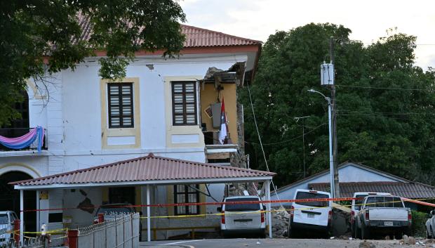 Esta imagen muestra el edificio de la Gobernación de Penonomé colapsado tras el terremoto de magnitud 7,6 que sacudió el país.