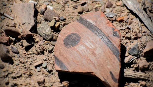 Taza de cerámica rota encontrada en Bolivia