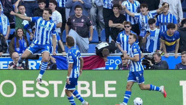 Lucas Boyé (i) celebra con sus compañeros tras marcar un gol de penalti al Atlético de Madrid