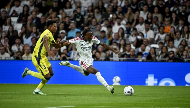 El delantero del Real Madrid Yan Diomande (c) se enfrenta a Alexander Freeman (i)