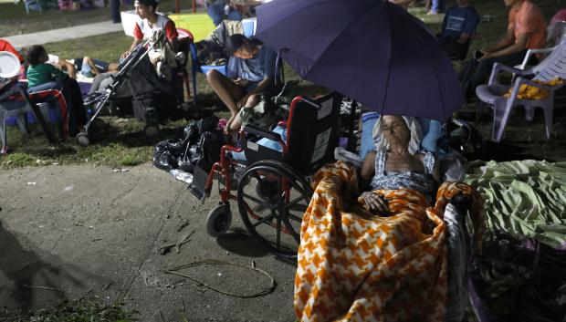 Varias personas descansan en un parque este sábado, en el centro de Tonosí (Panamá)