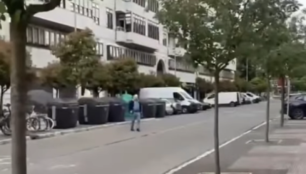 Los peatones no paran de cruzar por donde ha pasado la protagonista