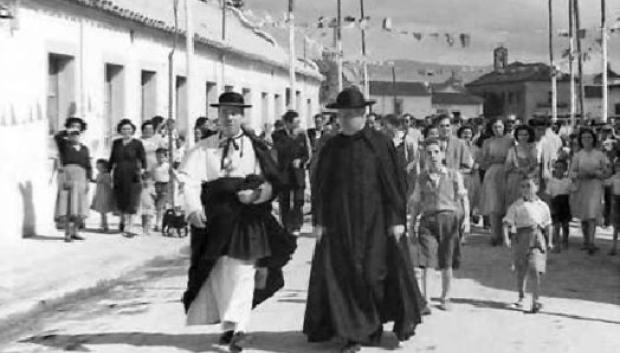 Fray Albino, el impulsor de la Sagrada Familia, en una de sus visitas al Campo de la Verdad (1952)