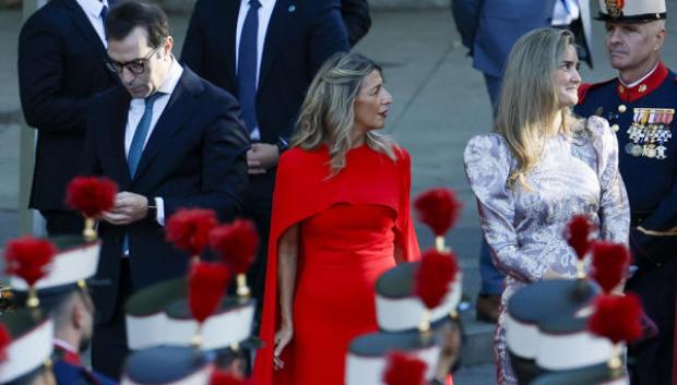 MADRID, 12/10/2026.- El vicepresidente primero y ministro de Economía, Carlos Cuerpo (i), junto a la vicepresidenta segunda y ministra de Trabajo y Economía Social, Yolanda Díaz (c), y la vicepresidenta tercera y ministra para la Transición Ecológica y el Reto Demográfico, Sara Aagesen (d), durante el tradicional desfile militar por las calles del centro de Madrid en el que participan casi 4.400 militares, 144 vehículos, 39 motos, 50 aviones y 32 helicópteros, este lunes Día de la Fiesta Nacional.- EFE/ Ballesteros