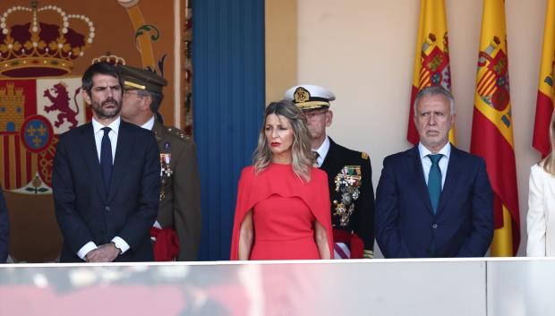 (I-D) El ministro de Cultura, Ernest Urtasun, la vicepresidenta segunda y ministra de Trabajo y Economía Social, Yolanda Díaz, y el ministro de Política Territorial y Memoria Democrática, Ángel Víctor Torres, durante el acto solemne de homenaje a la bandera nacional y desfile militar por el 12 de octubre, Día de la Hispanidad, en la Plaza de Cánovas del Castillo, a 12 de octubre de 2026, en Madrid (España). Los actos comienzan con el izado de bandera y van seguidos del homenaje a los que dieron la vida por el país. Posteriormente, comienzan los desfiles militares aéreos y terrestres. Alrededor de 4.400 integrantes de las Fuerzas Armadas, las Fuerzas y Cuerpos de Seguridad y distintas instituciones públicas civiles participan este año en el desfile presidido por los Reyes. El desfile aéreo ha contado con 50 aeronaves de caza, enseñanza y transporte, además de alrededor de 30 helicópteros. Por tierra han participado unos 144 vehículos y 39 motocicletas, además de unos 300 caballos y cinco perros pertenecientes a distintas unidades.

Eduardo Parra / Europa Press
12/10/2026