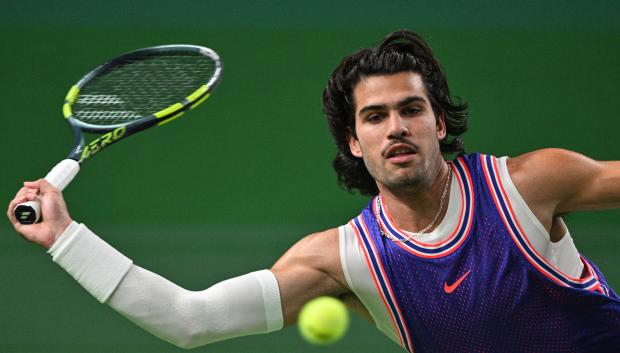 Carlos Alcaraz, en el partido ante Zizou Bergs en el Masters 1000 de Shanghái