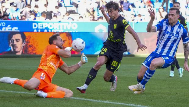 El portero del Atlético de Madrid Jan Oblak (i) defiende la portería junto a su compañero Robin Le Normand