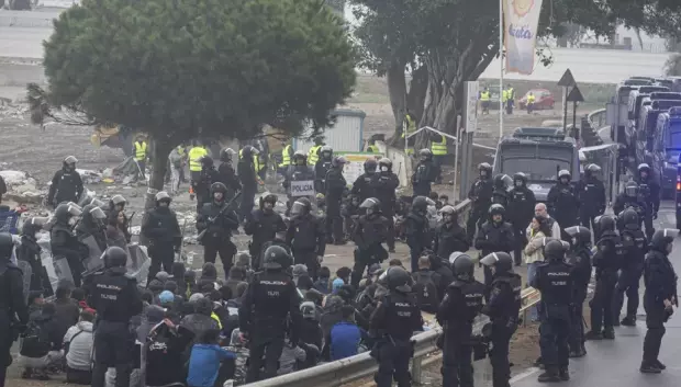 La Policía Nacional desaloja la playa de El Trampolín